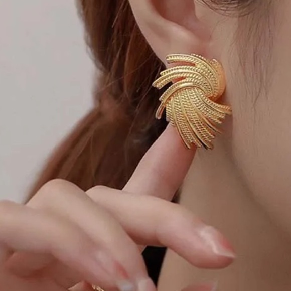 Jewelry - GP Wave Geometric Stud Earrings